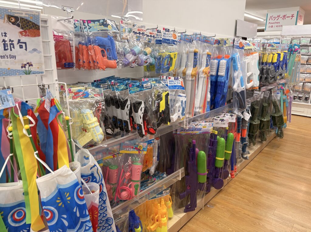 DAISO（ダイソー、大創産業）の水鉄砲(Water Sprayer)の売り場写真　2026年5月管理人撮影