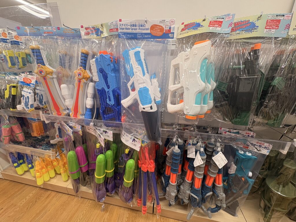 DAISO（ダイソー、大創産業）の水鉄砲(スナイパー(圧縮式))商品パッケージ写真　2026年5月管理人撮影
