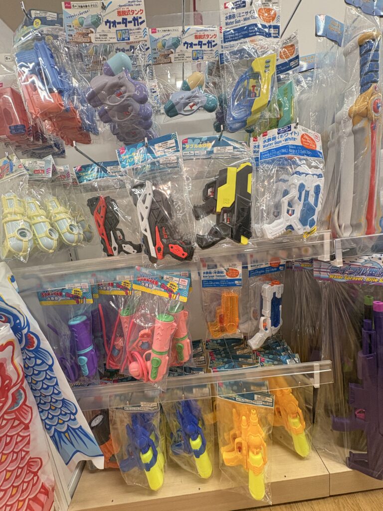 DAISO（ダイソー、大創産業）のウォーターガン(着脱式, 引き金式, ダブル水鉄砲, ハンドガン, 半透明, ライフルタイプ, 飛距離5, 6m)商品パッケージ写真　2026年5月管理人撮影