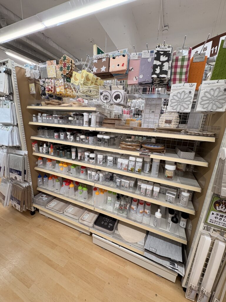 ワッツ(watts)の調味料入れ、調味料容器売り場の棚 2026年4月現在の在庫状況 管理人撮影