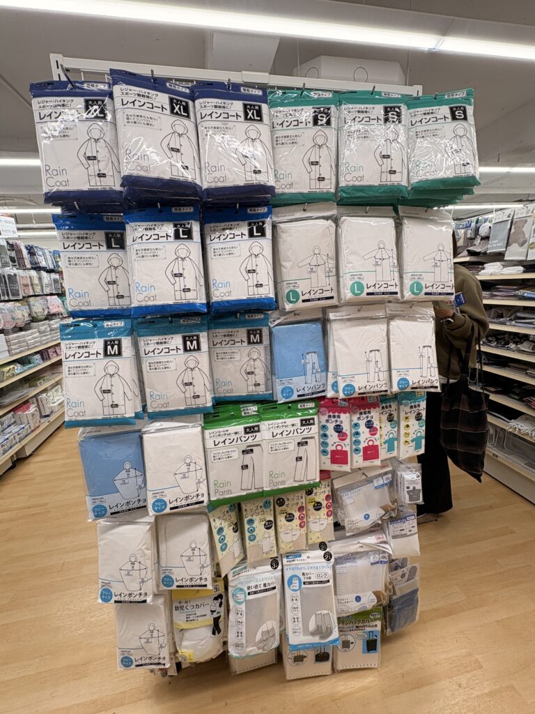 ワッツ(watts)のレインコート、レインパンツ、携帯用ポンチョ、携帯用レインコート、レインポンチョ、キッズ用売り場の棚 2026年4月現在の在庫状況 管理人撮影