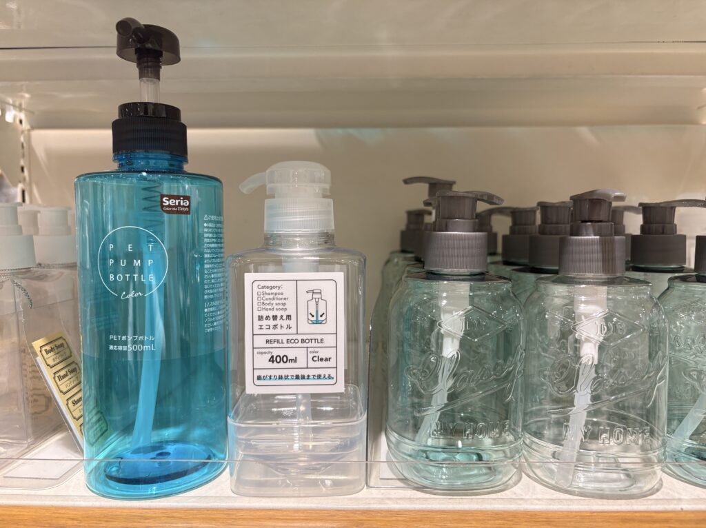Seria（セリア）のポンプボトル(PETポンプボトル500ml, 詰め替え用エコボトル400ml)商品パッケージ写真　2026年4月管理人撮影