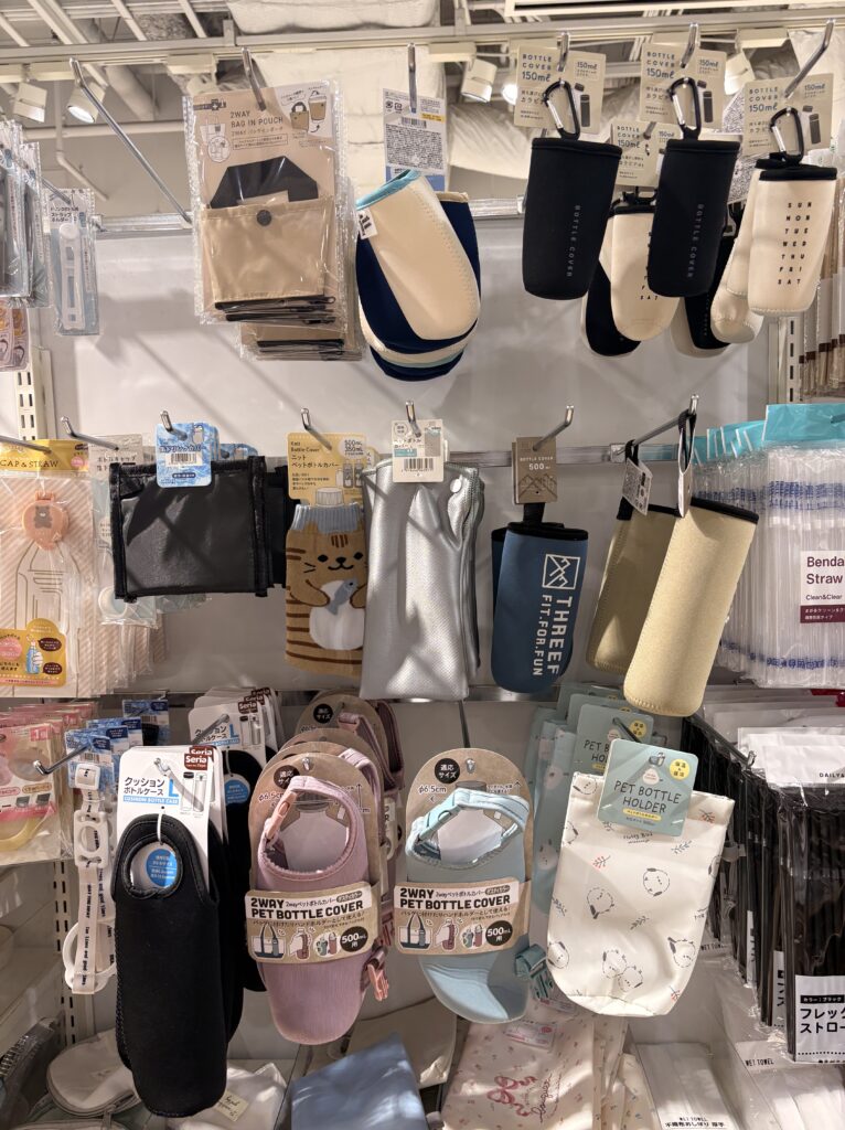 Seria(セリア)のペットボトルホルダー(カラビナ、ニット、接触冷感、キャップ&ストロー、バックに付けたりハンドホルダーとして使える!2Wayカバー)売り場の棚 2026年4月現在の在庫状況 管理人撮影