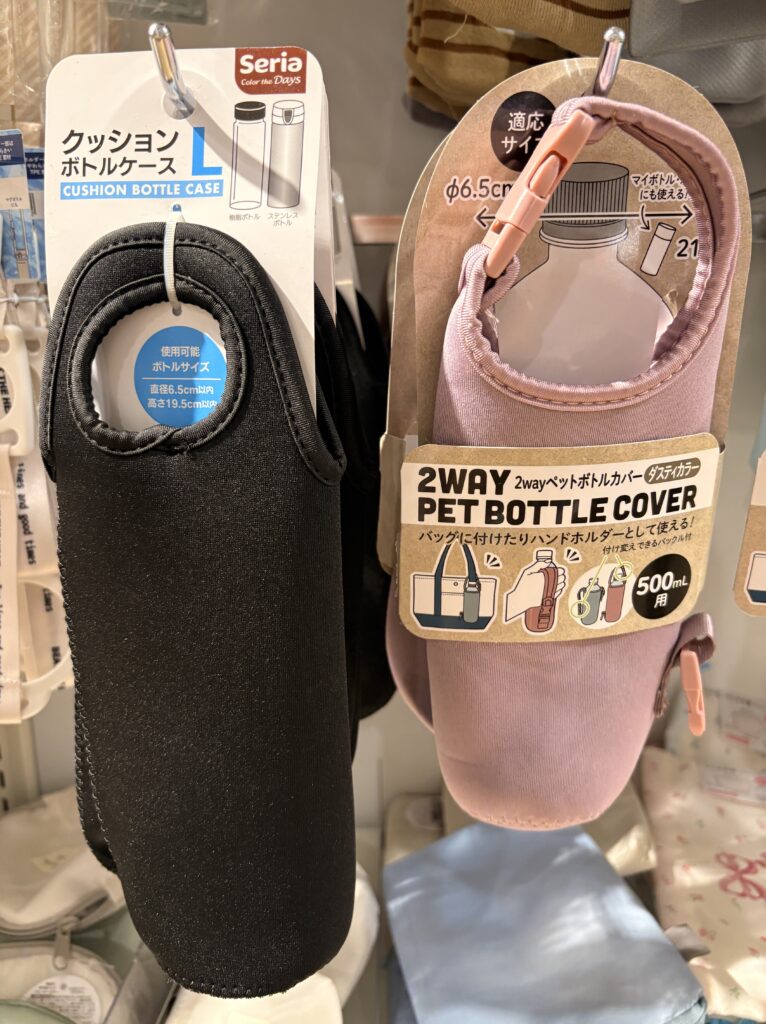 Seria(セリア)のバックに付けたりハンドホルダーとして使える!2WayカバーとクッションボトルケースL商品パッケージ写真 2026年4月管理人撮影