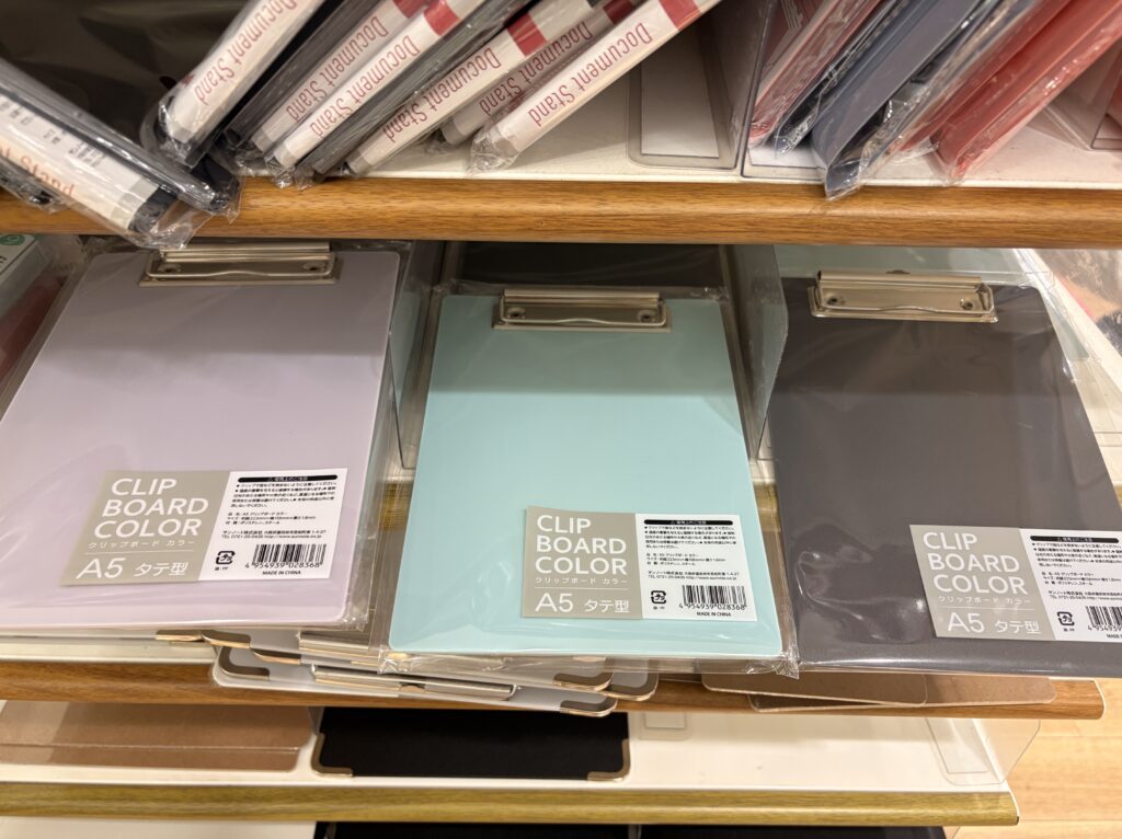 Seria(セリア)のバインダー(クリップボード、A5タテ用、CLIP BOARD COLOR)商品パッケージ写真 2026年4月管理人撮影