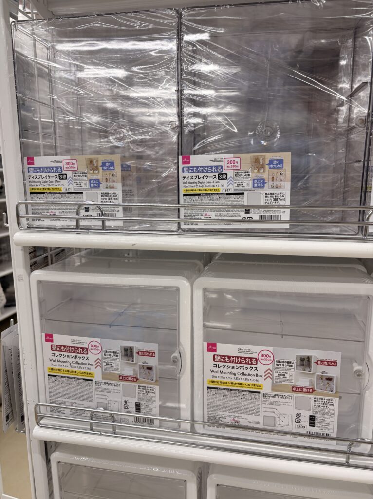 DAISO（ダイソー、大創産業）の壁にもつけられるディスプレイケース(Wall Mounting Display Case-3 Tiers)、壁にもつけられるコレクションボックス(Wall Mounting Collection Box)商品パッケージ写真　2026年4月管理人撮影