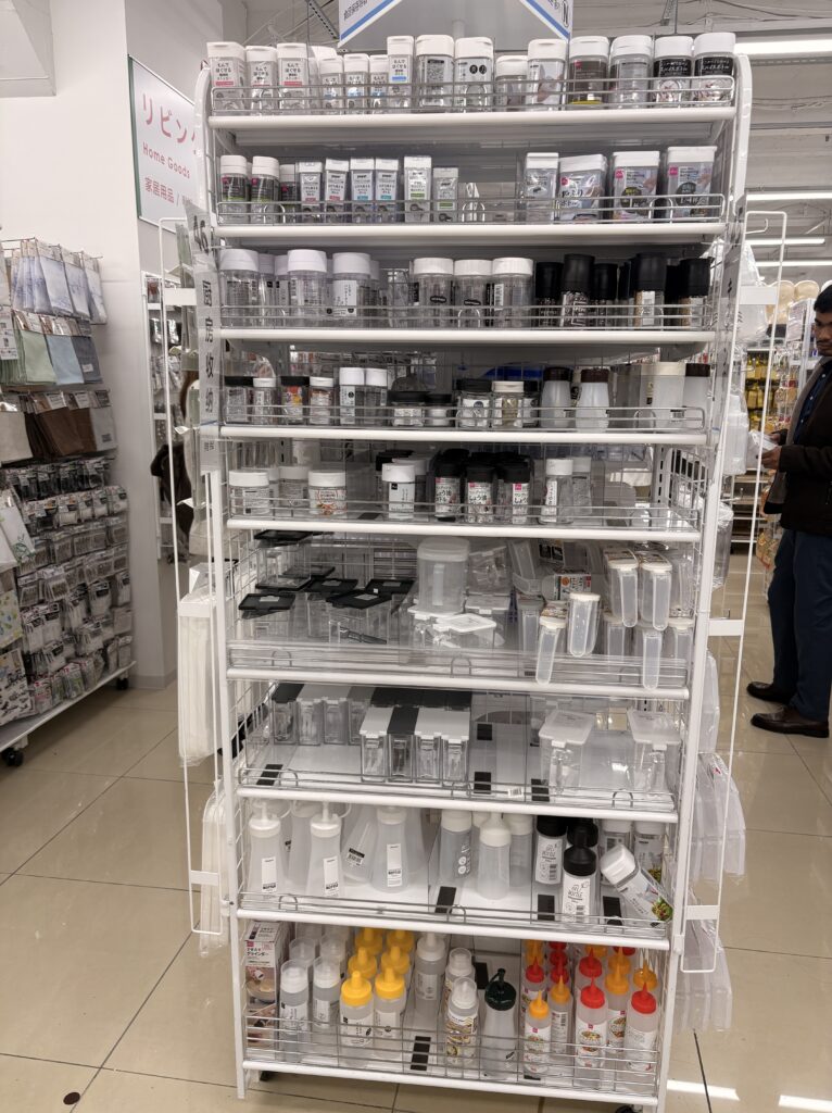 DAISO（ダイソー、大創産業）の調味料入れ売り場の棚 2026年4月現在の在庫状況 管理人撮影