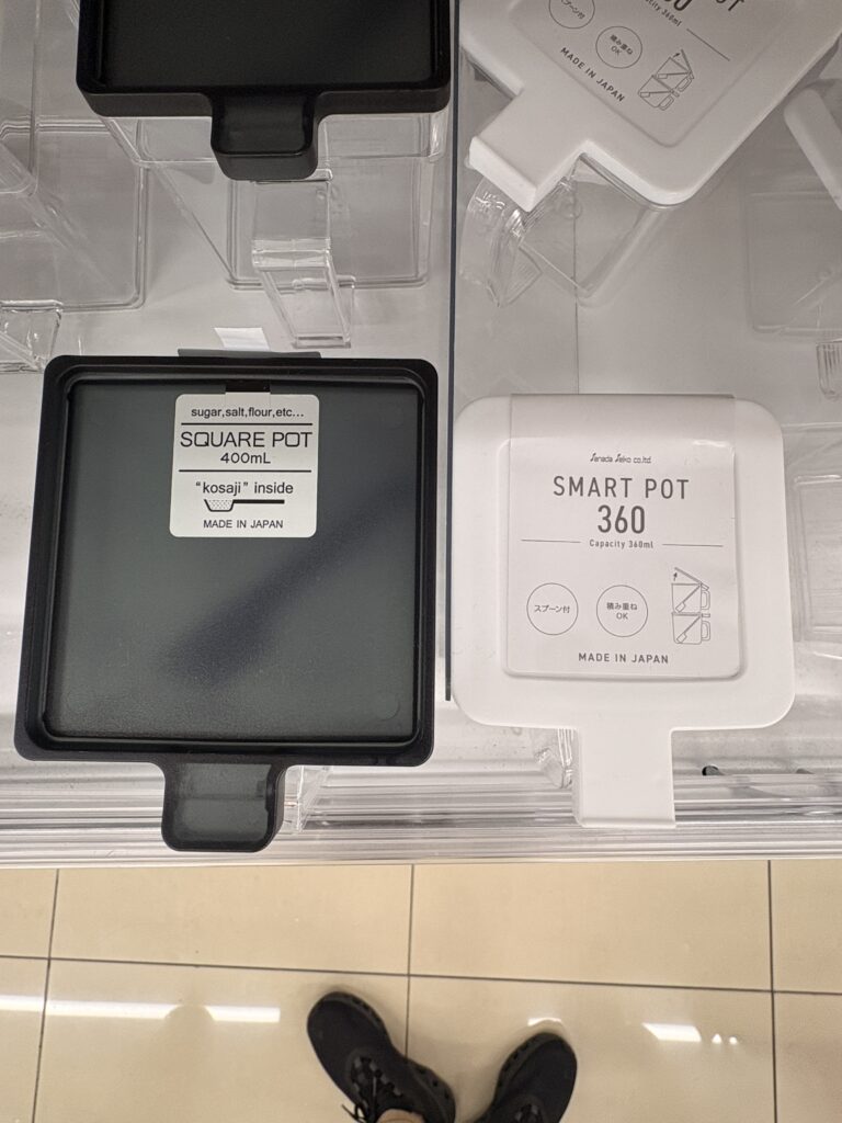 DAISO（ダイソー、大創産業）の調味料入れ(SQUARE POT、SMART POT、シャカシャカフードストッカー冷凍庫対応)商品パッケージ写真　2026年4月管理人撮影