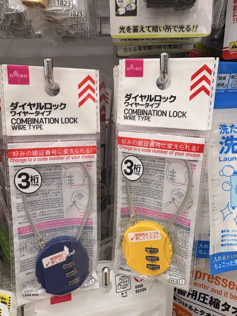 DAISO（ダイソー、大創産業）の南京錠(ダイヤルロックワイヤータイプ、COMBINATION LOCK WIRE TYPE)商品パッケージ写真　2026年4月管理人撮影