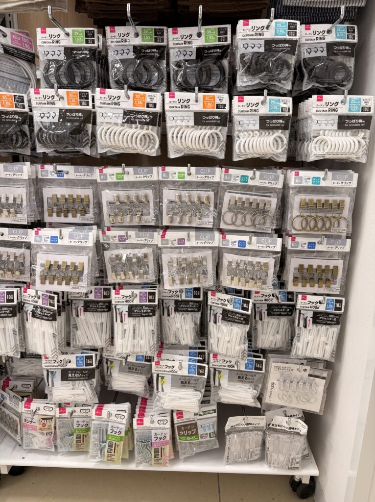 DAISO（ダイソー、大創産業）のカーテンフック売り場の棚 2026年4月現在の在庫状況 管理人撮影