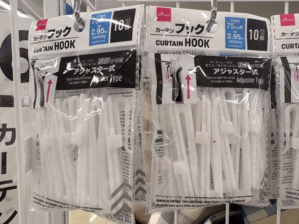 DAISO（ダイソー、大創産業）のカーテンフック(curtain hook)商品パッケージ写真　2026年4月管理人撮影