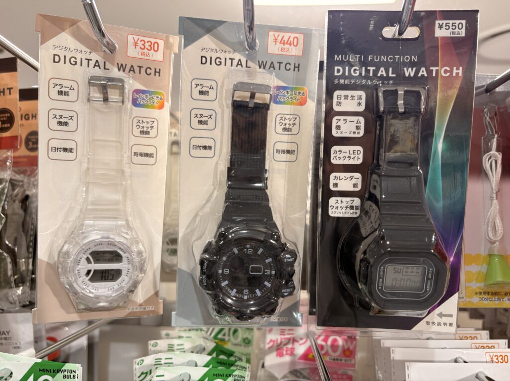Can Do(キャンドゥ)のデジタル時計(DIGITAL WATCH)商品パッケージ写真 2026年4月管理人撮影