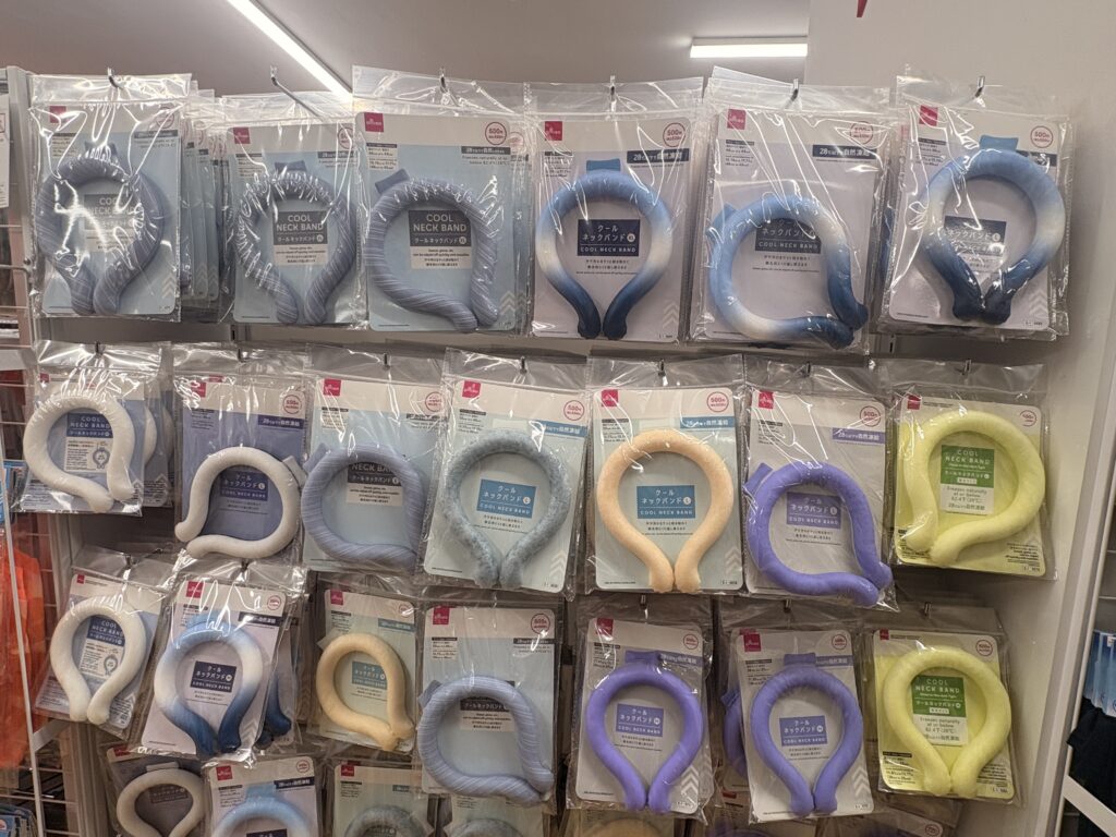 DAISO（ダイソー、大創産業）のネッククーラー売り場の写真　2026年5月管理人撮影