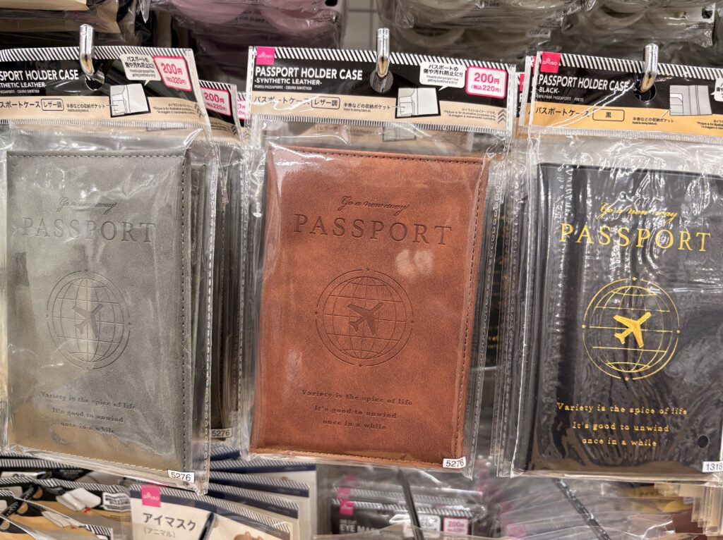 DAISO（ダイソー、大創産業）のパスポートホルダーケース(Passport Holder Case, レザー調)商品パッケージ写真　2026年5月管理人撮影
