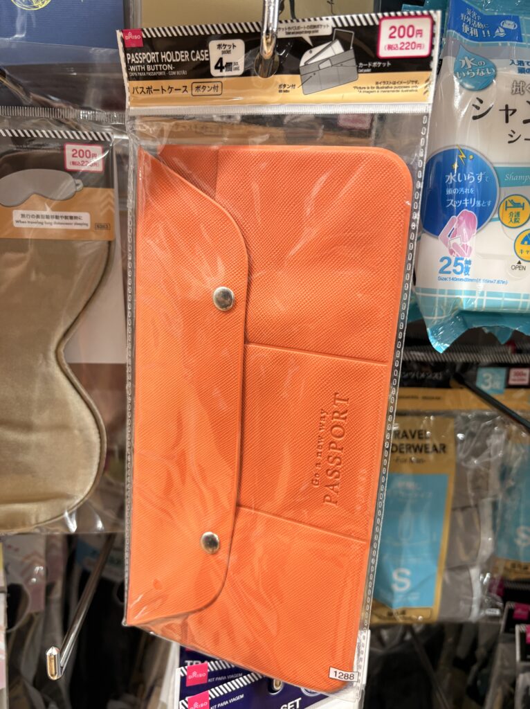 DAISO（ダイソー、大創産業）のパスポートケース　ボタン付,ポケット4個(Passport Holder Case -with botton)商品パッケージ写真　2026年5月管理人撮影