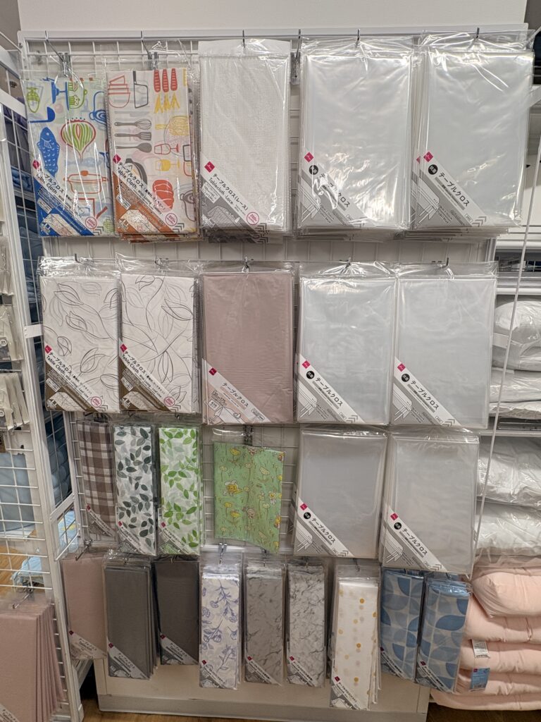 DAISO（ダイソー、大創産業）のテーブルクロス売り場の棚 2026年5月現在の在庫状況 管理人撮影