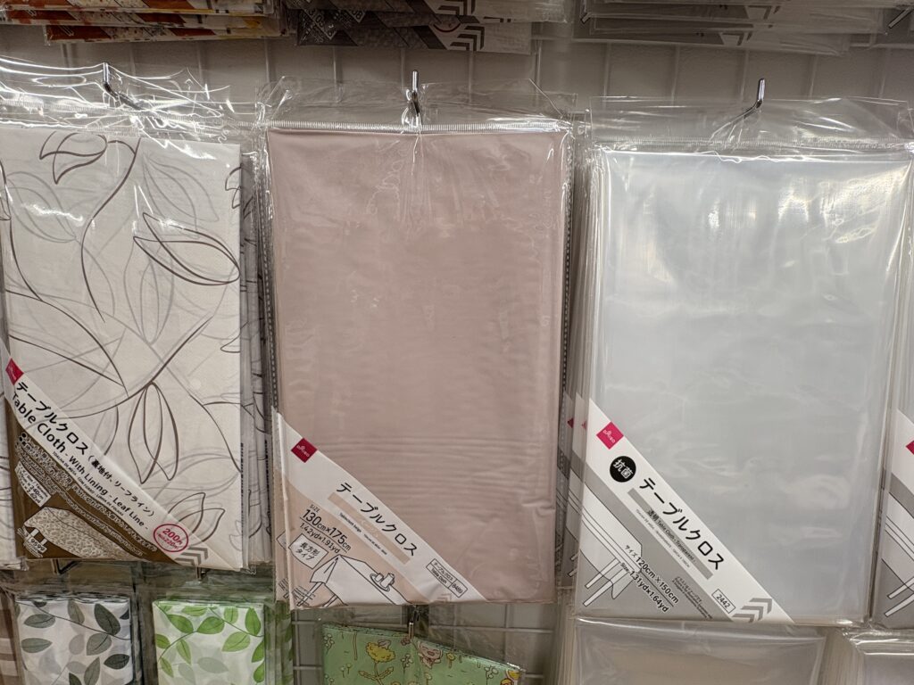 DAISO（ダイソー、大創産業）のコレクションボックスアーチタイプテーブルクロス(Tablecloth beige)商品パッケージ写真　2026年5月管理人撮影