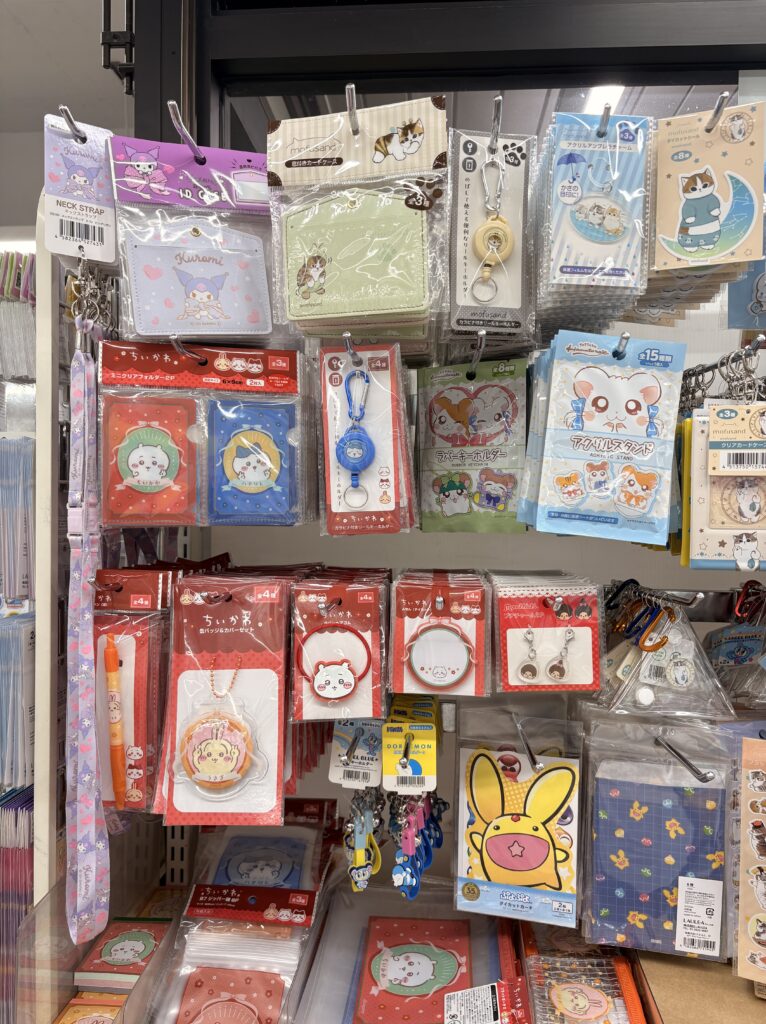 ワッツ(watts)のちいかわ商品写真(ミニクリアフォルダー、カラビナ付きキーホルダー、ふせん、ラバーヘアゴム、缶バッチ＆カバーセット、ボールペン、バッチ袋)　2026年4月管理人撮影