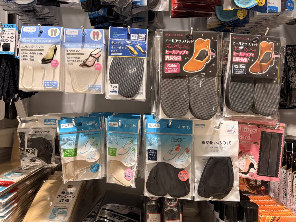 Seria（セリア）の靴ずれ防止とパンプスかかと脱げる対策グッツ売り場の棚 2026年4月現在の在庫状況 管理人撮影