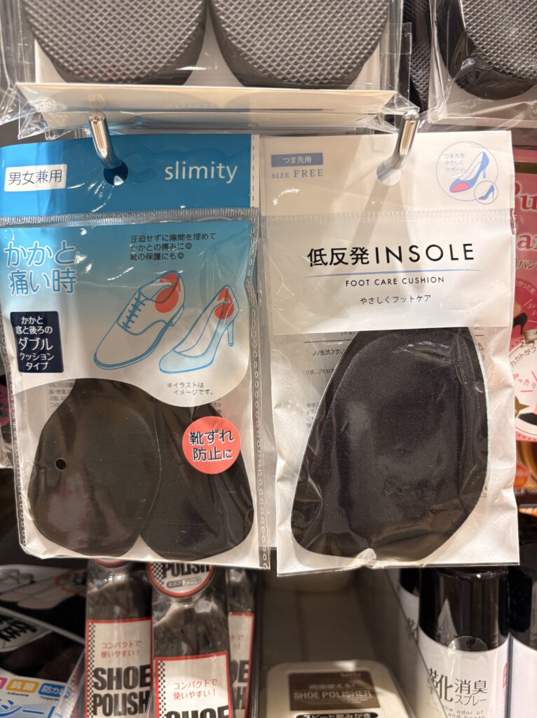Seria（セリア）のかかと底と後ろダブルクッションタイプ(男女兼用、slimity、かかと痛い時、靴ずれ防止に)、低反発INSOLE(やさしくフィットケア、つま先用)商品パッケージ写真　2026年4月管理人撮影
