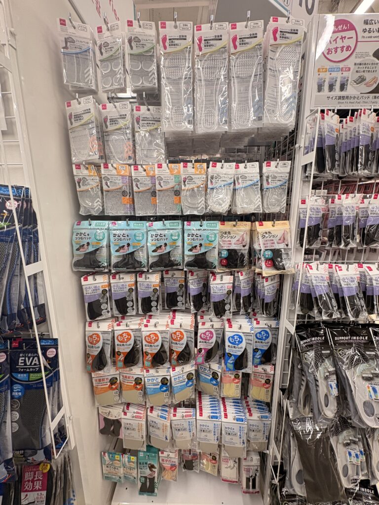 DAISO（ダイソー、大創産業）の靴ずれ防止とパンプスかかと脱げる対策グッツ売り場の棚 2026年4月現在の在庫状況 管理人撮影