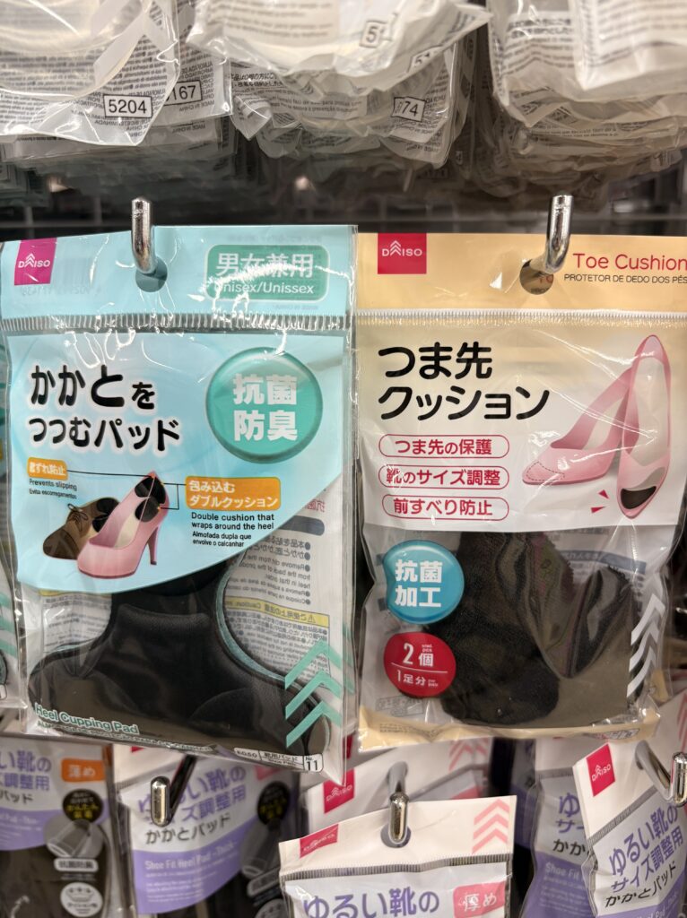 DAISO（ダイソー、大創産業）のかかとをつつむパッド(抗菌防臭、男女兼用、靴ずれ防止、包み込むダブルクッション)、つま先クッション(つま先の保護、靴のサイズ調整、前滑り防止、抗菌加工、２個1足分)商品パッケージ写真　2026年4月管理人撮影
