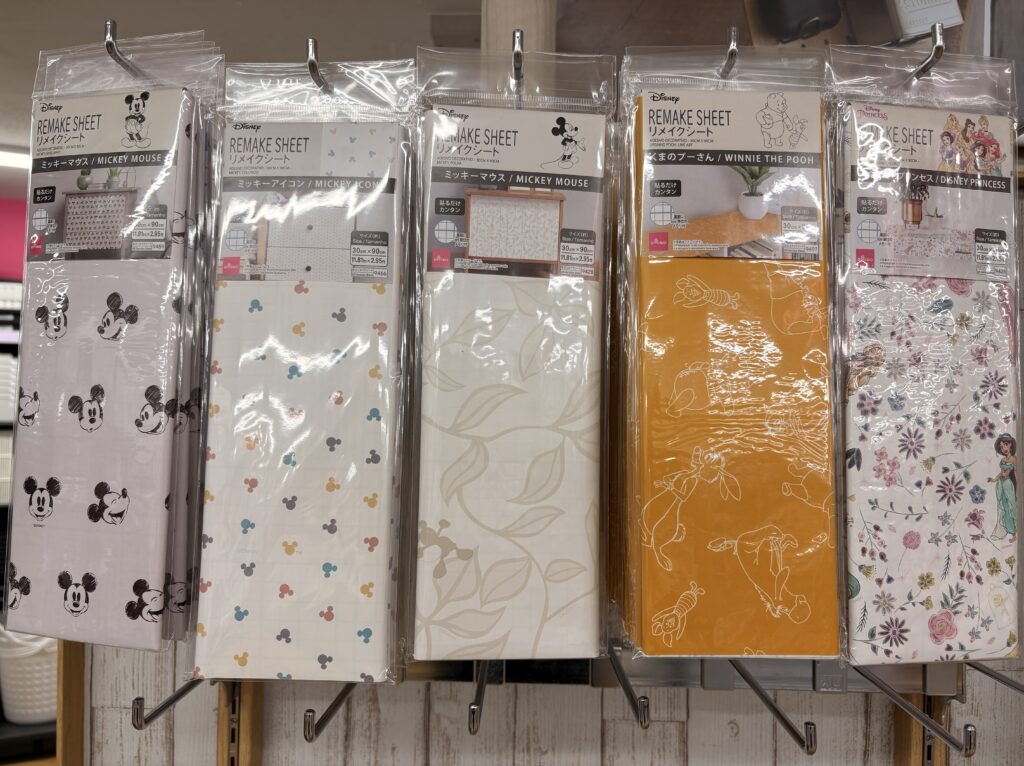 DAISO（ダイソー、大創産業）のリメイクシート(ミッキー、リーフ、プーさん、アラジン)商品パッケージ写真　2026年5月管理人撮影