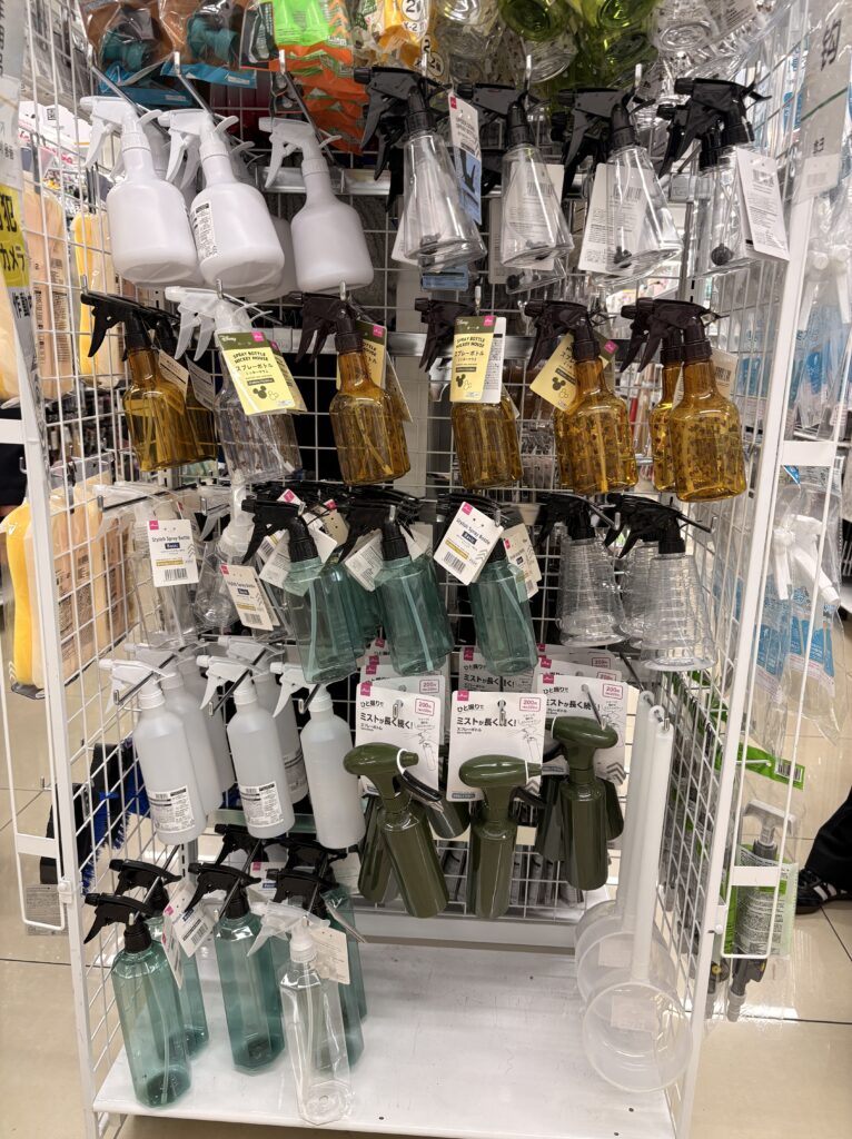 DAISO（ダイソー、大創産業）のスプレーボトル売り場の棚 2026年4月現在の在庫状況 管理人撮影