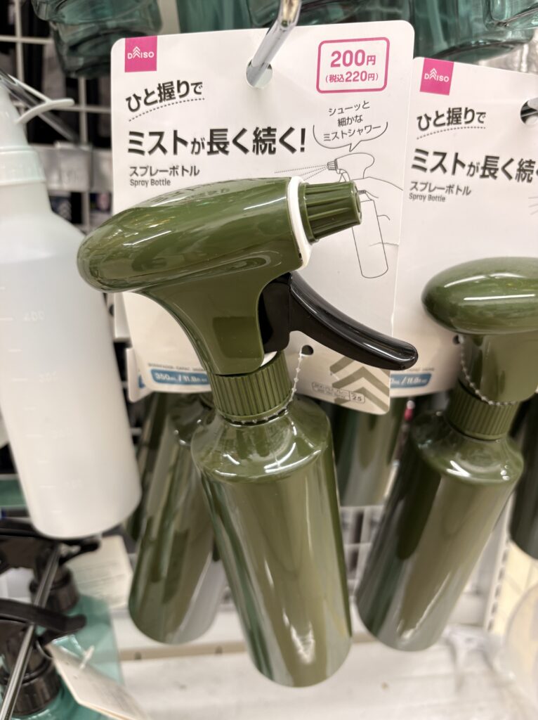 DAISO（ダイソー、大創産業）のスプレーボトル(ひと握りでミスとが長く続く！)商品パッケージ写真　2026年4月管理人撮影