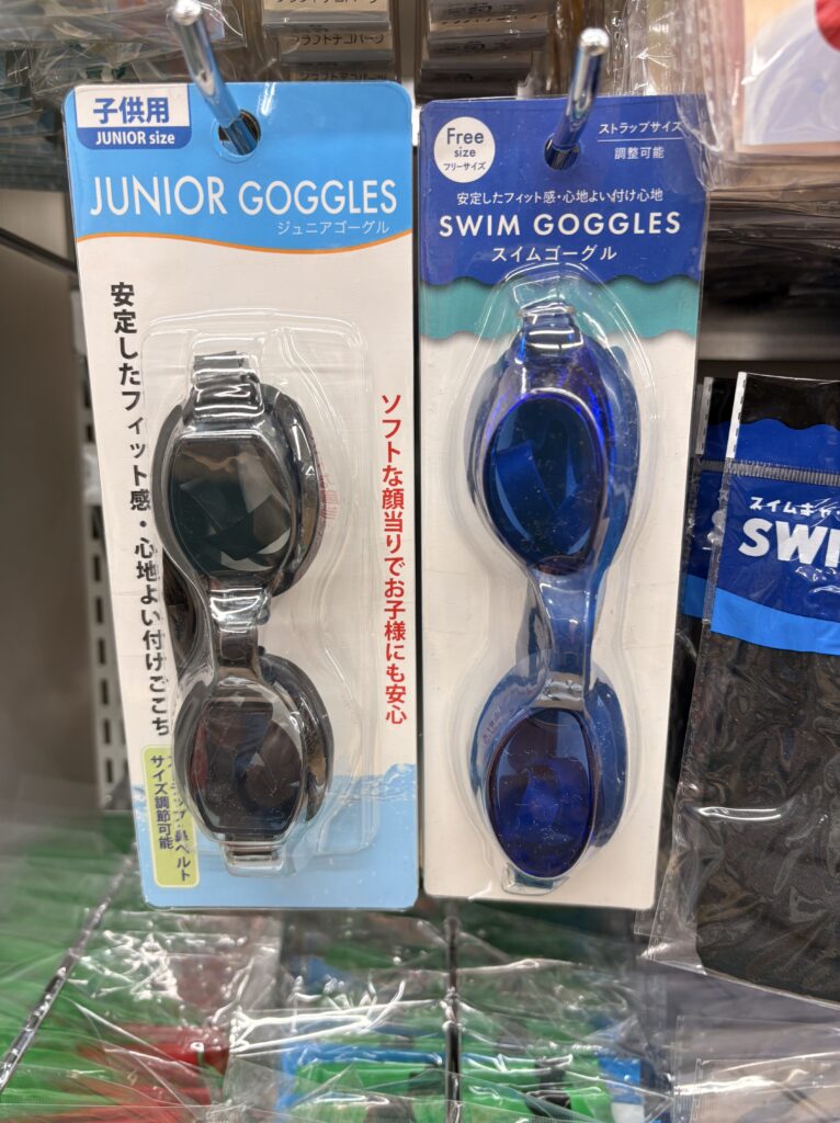 watts(ワッツ)のスイムゴーグル(SWIM GOGGLES)とジュニアゴーグル(JUNIOR GOGLES)商品パッケージ写真　2026年4月管理人撮影