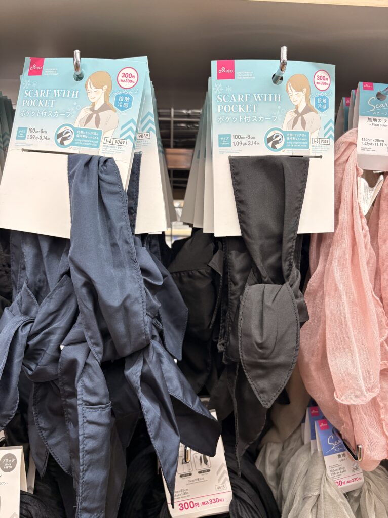 DAISO(ダイソー、大創産業)のポケット付きスカーフ(Scarf with pocket)商品パッケージ写真 2026年5月管理人撮影