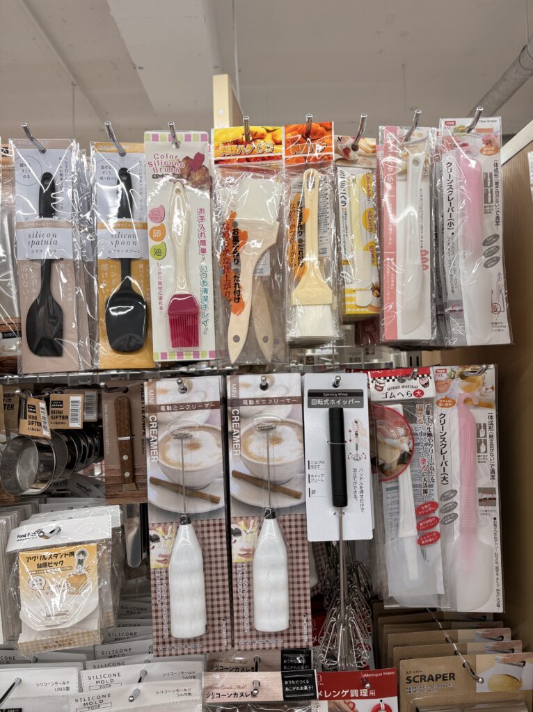 ワッツ(watts)のキッチン用品売り場の棚(シリコンスプーン、カラーシリコンはけ、ゴムへら、クリーンスクレーパー)2026年4月現在の在庫状況 管理人撮影