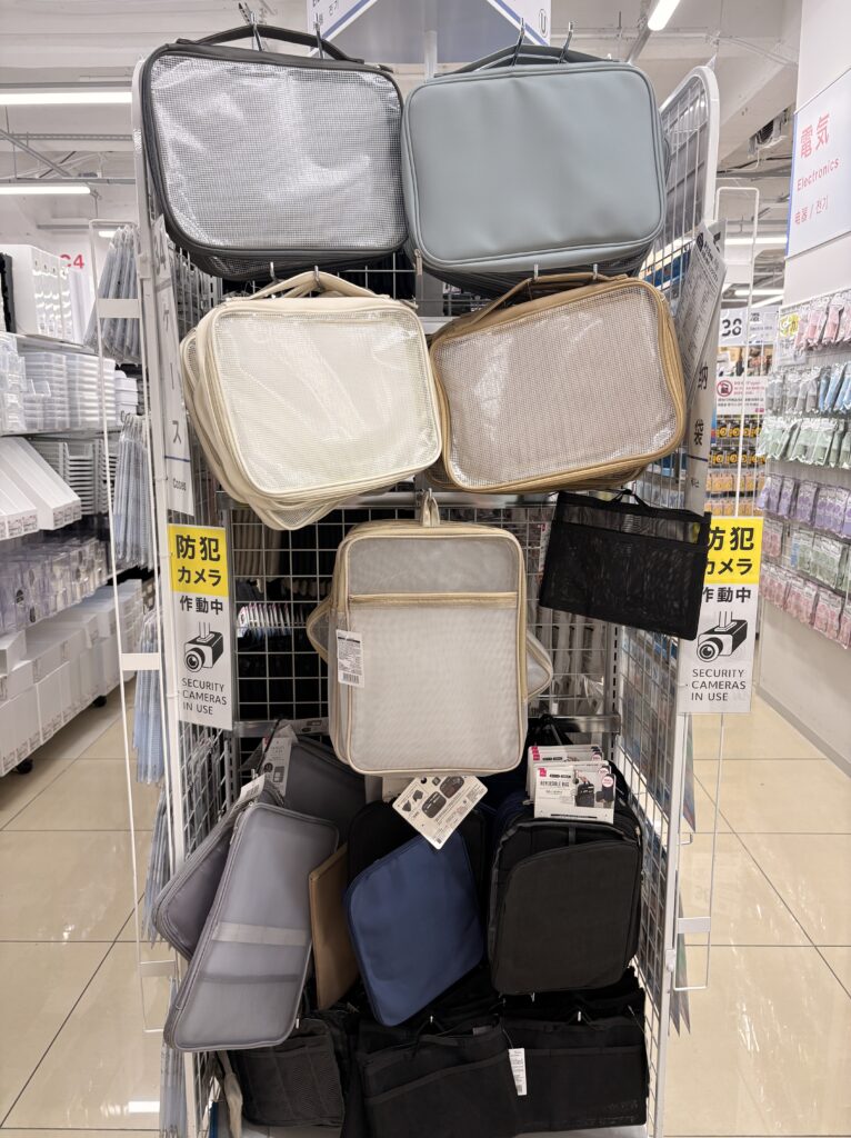 DAISO（ダイソー、大創産業）のPCkケース兼売り場の棚 2026年4月現在の在庫状況 管理人撮影
