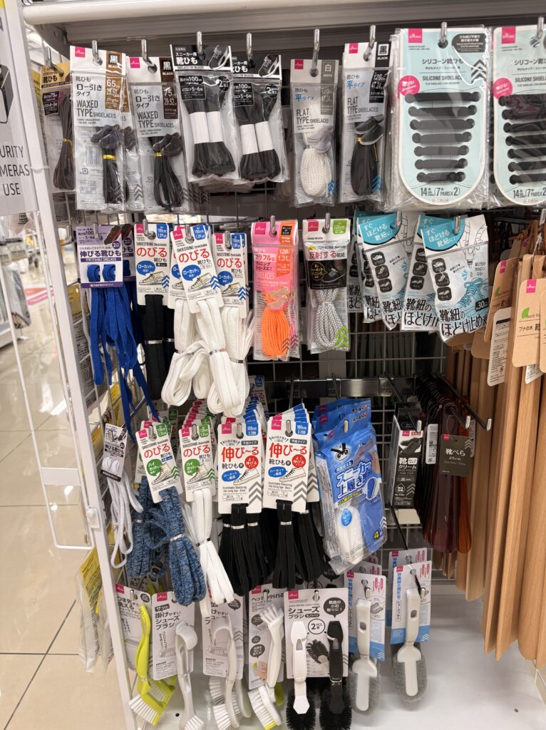 DAISO（ダイソー、大創産業）の靴紐売り場の棚 2026年4月現在の在庫状況 管理人撮影