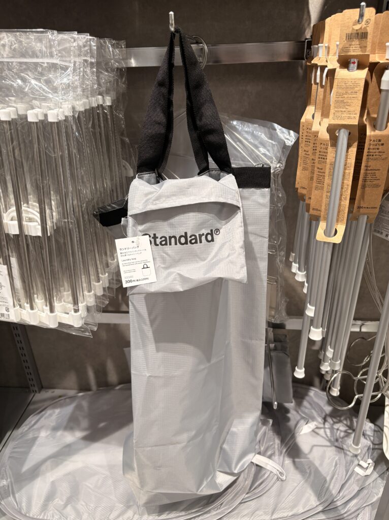 DAISO（ダイソー、大創産業）のランドリーバック(撥水加工)商品パッケージ写真　2026年4月管理人撮影