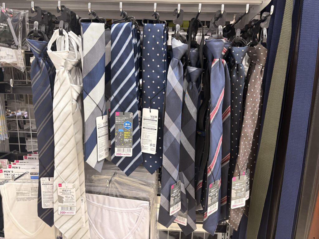 DAISO（ダイソー、大創産業）のネクタイ売り場の棚写真　2026年4月管理人撮影