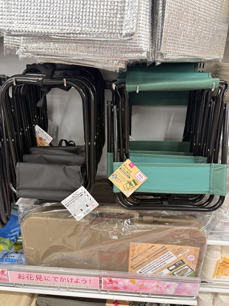DAISO（ダイソー、大創産業）の折りたたみ椅子、首背もたれつきのレジャー椅子商品写真  2026年4月現在の在庫状況 管理人撮影