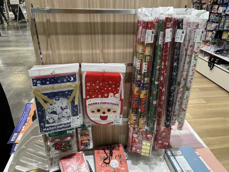 100均のクリスマスラッピング用品の実物写真